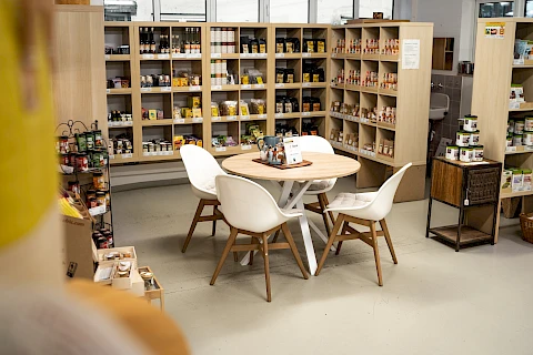 Kaffeeecke im Verkaufsraum der Fair-Handel GmbH