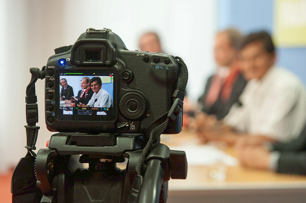 Fotokamera bei Pressekonferenz