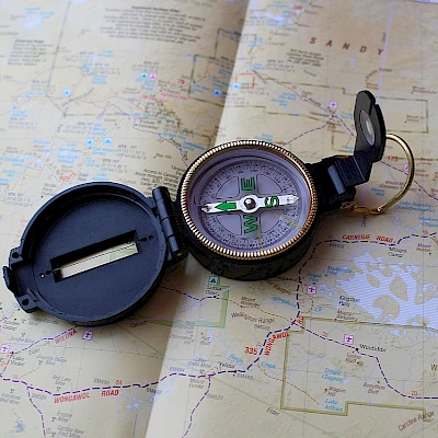Kompass auf Landkarte