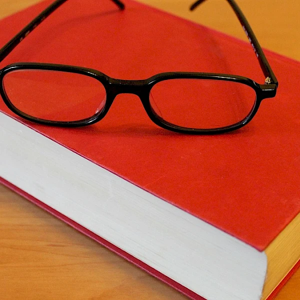 Buch mit Brille